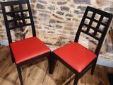 deux chaises placées l'une à côté de l'autre sur un plancher en bois
