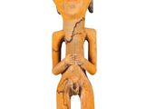 une vieille statue en bois d'un homme avec un chapeau sur la tête