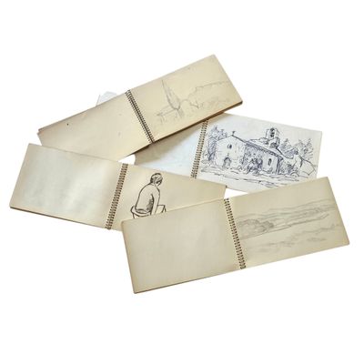 une pile de vieux livres sur lesquels figurent des dessins