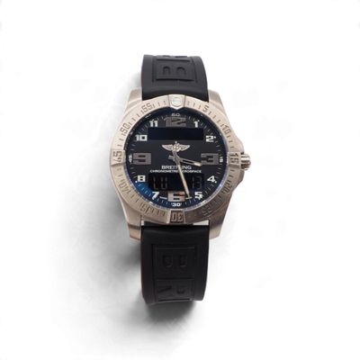 une montre posée sur une surface blanche
