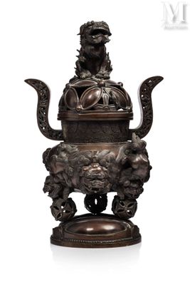 statue en bronze représentant un lion tenant une théière sur un socle