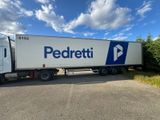 un camion semi-remorque garé sur le côté de la route