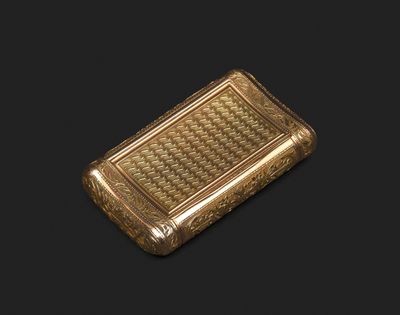 un étui à cigarettes antique en or sur fond noir