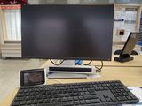 un écran d'ordinateur et un clavier sur un bureau dans une pièce