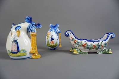 Trois types différents de figurines en céramique sont exposés sur une surface grise