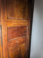Armoire cintrée en noyer et placage de noyer, ouvrant par de… (photo 3)