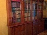 une grande bibliothèque en bois sur laquelle sont posés de nombreux livres