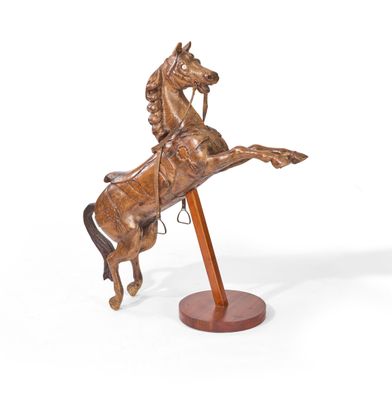 statue représentant un homme à cheval, posée sur un socle en bois