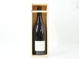 une bouteille de vin dans un coffret en bois sur fond blanc