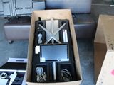 une boîte contenant de nombreux composants électroniques
