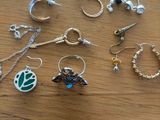 de nombreux types de bijoux posés sur une table en bois
