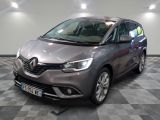 la voiture grise est garée sur un sol en damier dans le garage