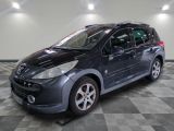 la photo d'une voiture noire garée dans un garage