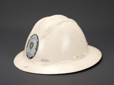 un casque de chantier blanc sur lequel figure une image