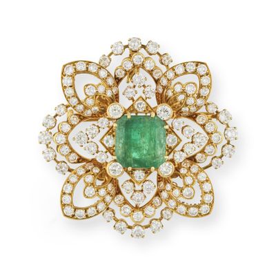 une broche en émeraude et diamants