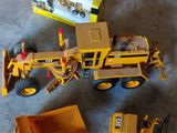 un camion jouet jaune et un camion-benne côte à côte