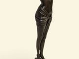 statue en bronze représentant une femme coiffée d'un chapeau