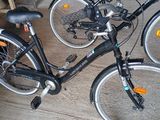 deux vélos garés l'un à côté de l'autre dans un garage