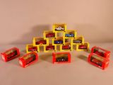 une pile de petites voitures posées sur une table