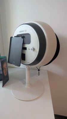 un téléphone portable posé sur un support