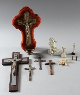 beaucoup de croix et de figurines sur la table