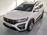 Le SUV blanc est garé dans le garage d'un immeuble.