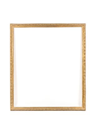 un cadre doré sur un mur blanc, avec un fond blanc