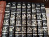 Plusieurs livres sont alignés sur une étagère dans une bibliothèque