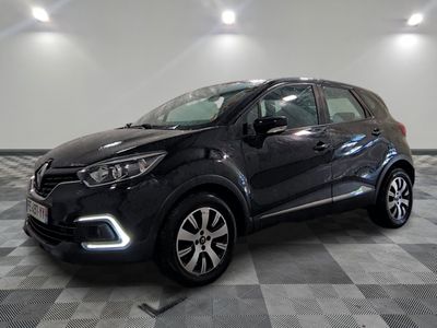 une voiture noire garée sur le sol en damier d'un garage