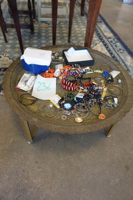 une table basse sur laquelle sont posés de nombreux bijoux