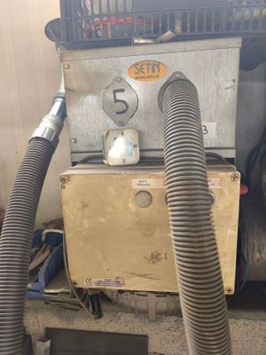 une image d'une machine à laquelle un tuyau est fixé sur le côté