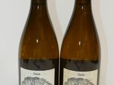 deux bouteilles de vin posées l'une à côté de l'autre sur une table