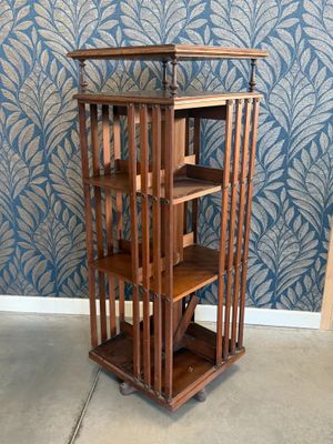 une grande étagère en bois comportant quatre tablettes