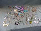 plusieurs types de bijoux sur une table