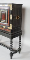 Cabinet en placage d'ébène et écaille rouge ouvrant par deux… (photo 5)