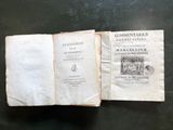 un vieux livre ouvert, posé sur une table dont le plateau est noir