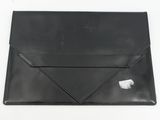 une enveloppe en cuir noir d'où dépasse un bout de papier