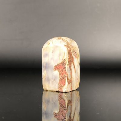 figurine en marbre représentant une femme et un cheval sur un fond noir