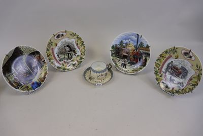 Plusieurs assiettes et tasses sont disposées en rangée sur une table