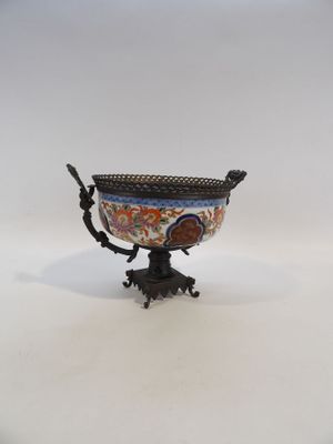 IMARI, Grand centre de table en porcelaine polychrome à déco…