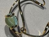 bracelet manchette plaqué or avec une pierre de labradorite et un fil torsadé