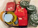 de nombreuses assiettes et tasses dans un panier avec un livre
