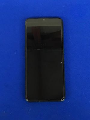 l'arrière d'un téléphone portable noir posé sur une surface bleue