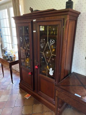 Vitrine deux vantaux en bois teinté, sur plinthe
