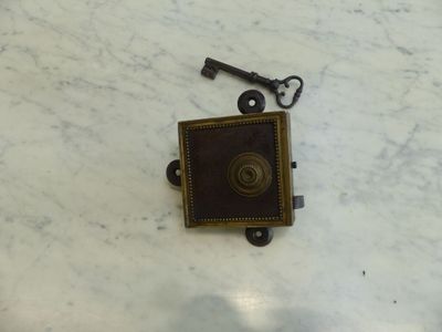 a small key that is sitting on top of a table