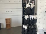 un présentoir de gants et d'autres articles dans un magasin