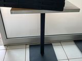 une boîte noire posée sur une table