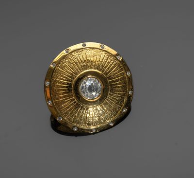 BALENCIAGA Anneau de foulard bouclier en métal doré pavé de …