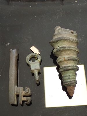 Lot comprenant un manche de clef représentant une tête de li…