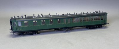un wagon vert posé sur une surface blanche